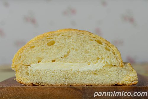 塩バターメロンパン（赤穂市産の塩使用【ヤマザキ】断面の写真