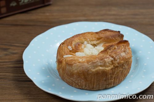 シュガーバターフリル【フジパン】斜めから撮った写真