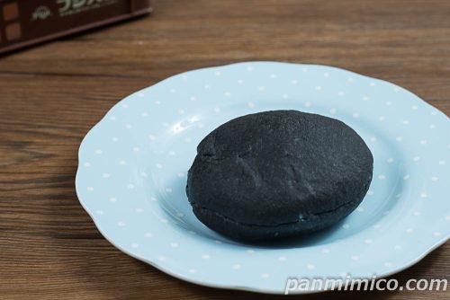 ダークドーナツ【フジパン】斜めから撮った写真