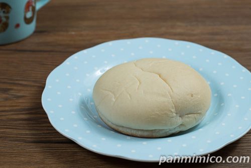北海道生クリームのミルククリームパン【第一パン】斜めから撮った写真