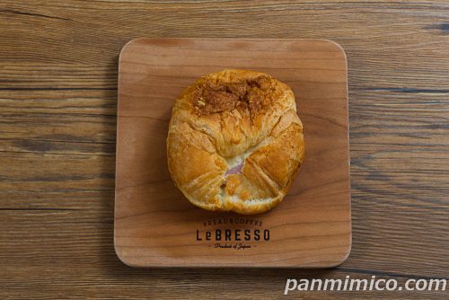 塩チーズクロワッサンサンド ハムマヨネーズ（赤穂市産の塩使用）【ヤマザキ】上から撮った写真