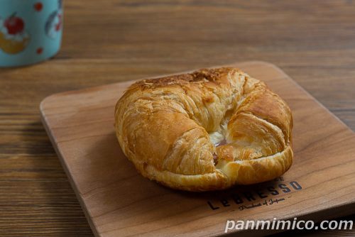 塩チーズクロワッサンサンド ハムマヨネーズ（赤穂市産の塩使用）【ヤマザキ】斜めから撮った写真