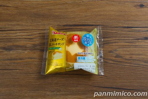 北海道チーズ蒸しケーキサンド（レモンチーズクリーム入り）【ヤマザキ】【ファミリーマート】パッケージの写真