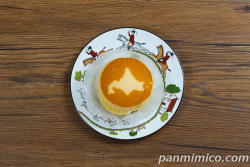 北海道チーズ蒸しケーキサンド（レモンチーズクリーム入り）【ヤマザキ】【ファミリーマート】上から撮った写真
