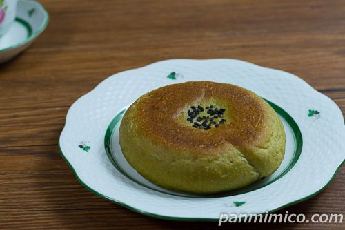 お抹茶あんぱん【セブンイレブン】斜めから撮った写真