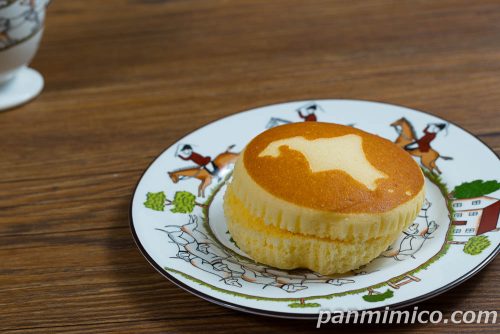 北海道チーズ蒸しケーキサンド（レモンチーズクリーム入り）【ヤマザキ】【ファミリーマート】斜めから撮った写真