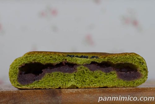 お抹茶あんぱん【セブンイレブン】断面の写真