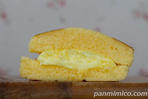 北海道チーズ蒸しケーキサンド（レモンチーズクリーム入り）【ヤマザキ】【ファミリーマート】断面の写真