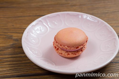 ７プレミアム　マカロンあまおう苺＆山ぶどう【セブンイレブン】あまおう苺斜めから撮った写真