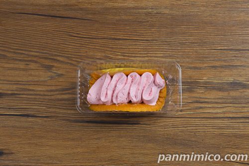 奈良県産あすかルビー苺オムレット　カスタード入り【セブンイレブン】上から撮った写真