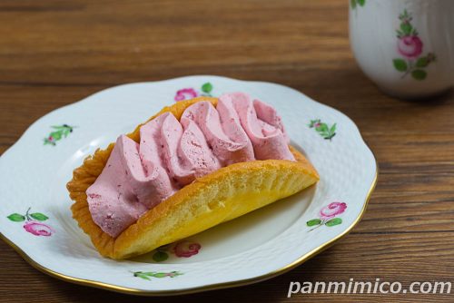 奈良県産あすかルビー苺オムレット　カスタード入り【セブンイレブン】斜めから撮った写真