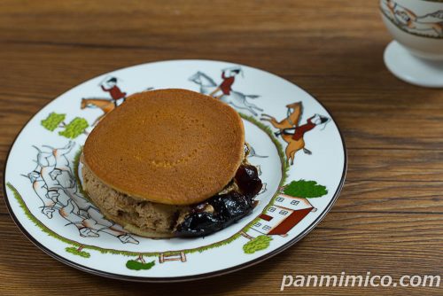 クリームたっぷり生どら焼（コーヒーゼリー＆コーヒー風味ホイップ）【ヤマザキ】斜めから撮った写真