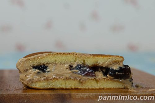 クリームたっぷり生どら焼（コーヒーゼリー＆コーヒー風味ホイップ）【ヤマザキ】断面の写真