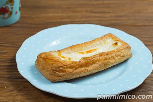 チーズクリームデニッシュ【セブンイレブン】斜めから撮った写真