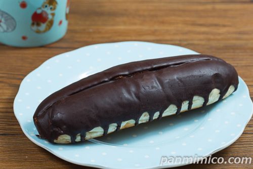チョコホイップロール【ファミリーマート】斜めから撮った写真