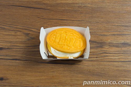 クリーーーーームワッフル【ファミリーマート】上から撮った写真