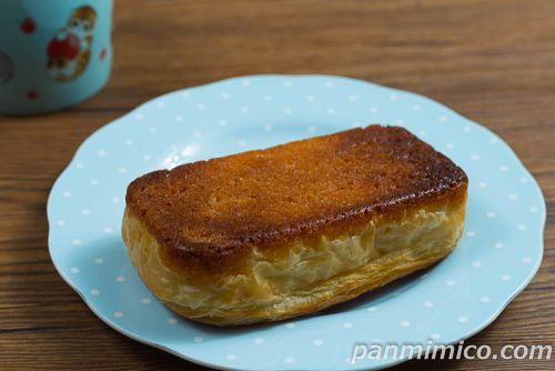 じわるバターみたいなデニッシュ【ファミリーマート】斜めから撮った写真