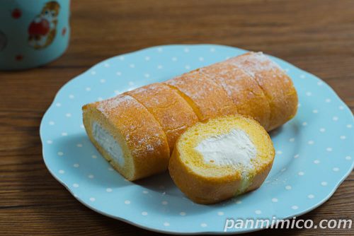 ７プレミアム　ふわもちロールケーキ・ミルク【セブンイレブン】斜めから撮った写真