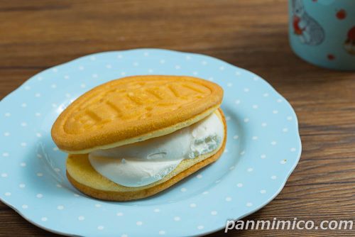 クリーーーーームワッフル【ファミリーマート】斜めから撮った写真