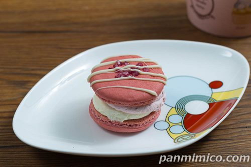 マカロンサンド　いちごみるく【ファミリーマート】斜めから撮った写真