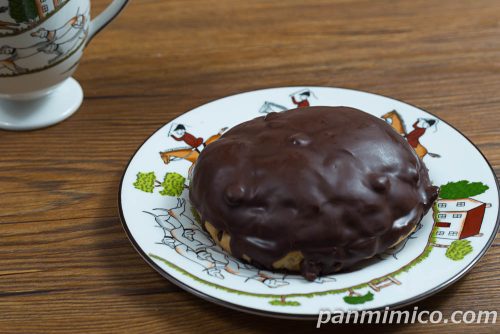 チョコまみれみたいなパン【ファミリーマート】斜めから撮った写真