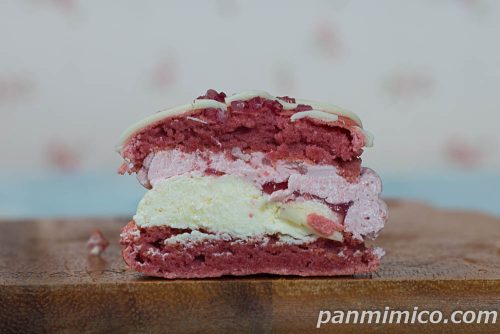 マカロンサンド　いちごみるく【ファミリーマート】断面の写真