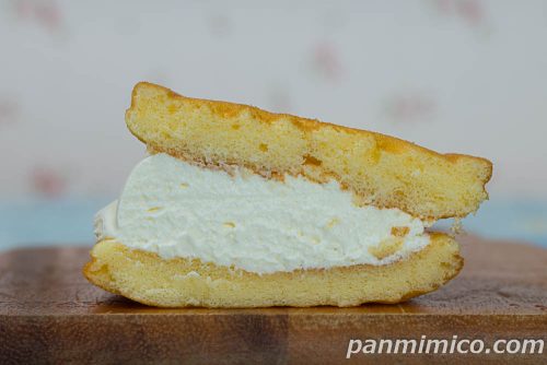 クリーーーーームワッフル【ファミリーマート】断面の写真