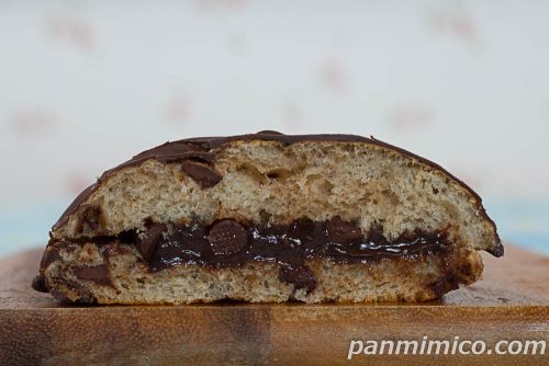チョコまみれみたいなパン【ファミリーマート】断面の写真