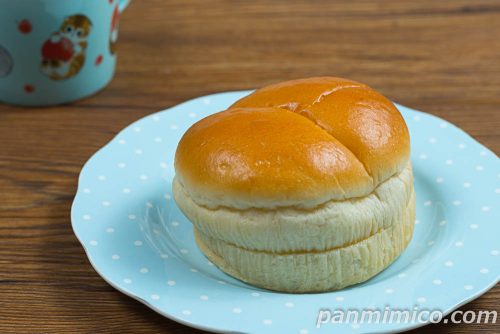 クリームサンド　淡路島牛乳使用【セブンイレブン】斜めから撮った写真