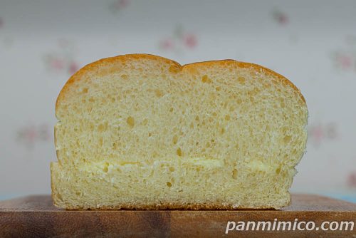 クリームサンド　淡路島牛乳使用【セブンイレブン】断面の写真