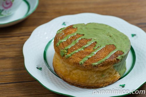 森半　お抹茶クロワッサンロール【ローソン】斜めから撮った写真