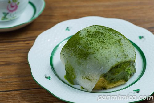 Uchi Café×森半　濃いお抹茶大福みたいなパンケーキ【ローソン】斜めから撮った写真