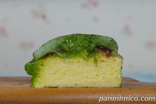 Uchi Café×森半　濃いお抹茶大福みたいなパンケーキ【ローソン】断面の写真