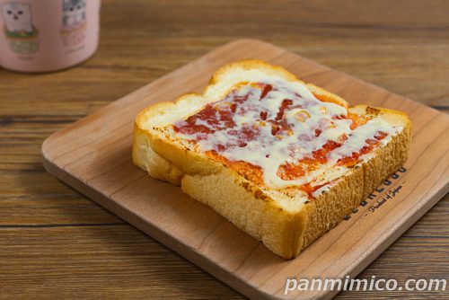 ピザトースト【ヤマザキ】斜めから撮った写真