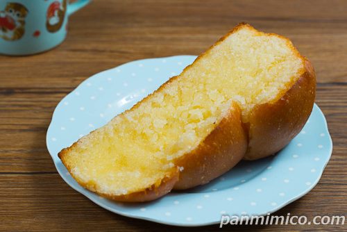 バターシュガートースト【ヤマザキ】斜めから撮った写真