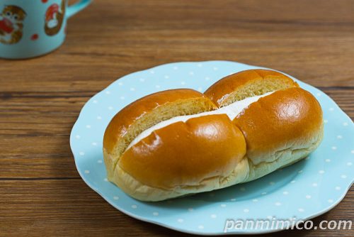 ホイップクリームパン【ヤマザキ】斜めから撮った写真