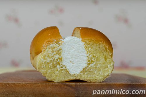 ホイップクリームパン【ヤマザキ】断面の写真