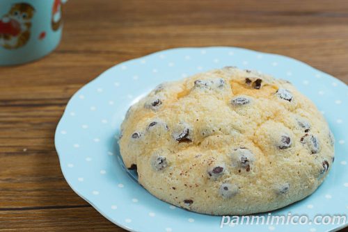 たっぷりチョコチップメロンパン【ヤマザキ】斜めから撮った写真