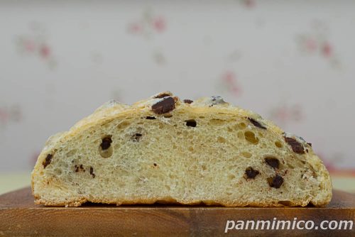 たっぷりチョコチップメロンパン【ヤマザキ】断面の写真