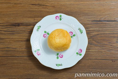 冷やして食べるとろけるくりーむパン 福島県産もも【ファミリーマート】上から撮った写真