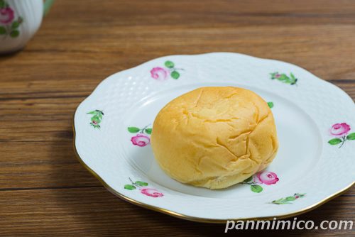 冷やして食べるとろけるくりーむパン 福島県産もも【ファミリーマート】斜めから撮った写真