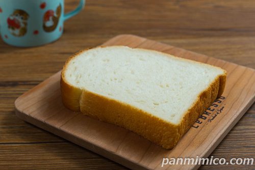 ７プレミアムゴールド　金の食パン　２枚入【セブンイレブン】斜めから撮った写真
