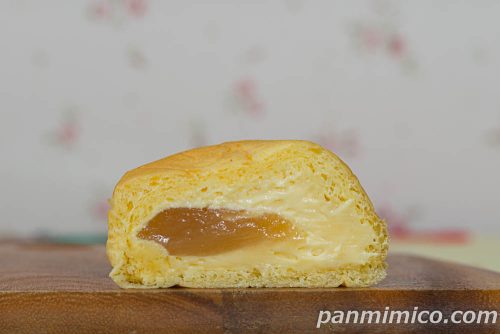 冷やして食べるとろけるくりーむパン 福島県産もも【ファミリーマート】断面の写真