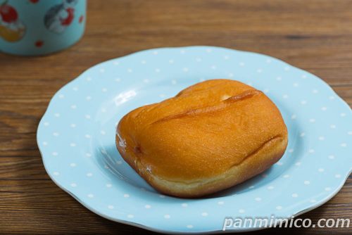 乃が美監修　しっとりホイップあんどーなつ【ファミリーマート】斜めから撮った写真