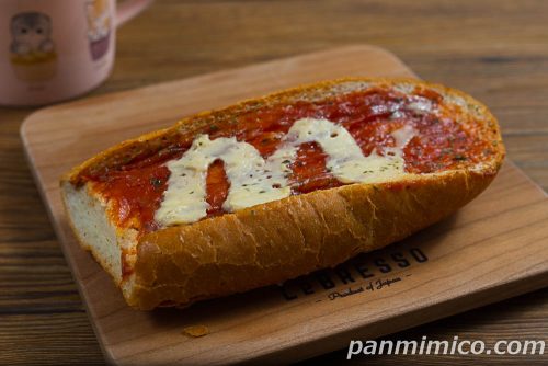 タルティーヌ（完熟トマト＆チーズクリーム）【ヤマザキ】斜めから撮った写真