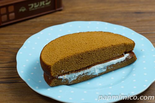 黒コッペみたいなケーキ【フジパン】斜めから撮った写真