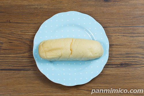 白生コッペパン（バナナクリーム＆ホイップ）【ファミリーマート】上から撮った写真