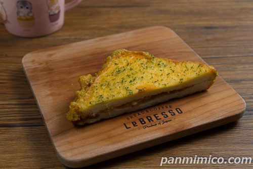 ちくわとツナの磯辺揚げパン【ファミリーマート】斜めから撮った写真