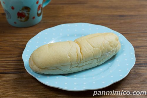 白生コッペパン（バナナクリーム＆ホイップ）【ファミリーマート】斜めから撮った写真