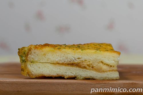ちくわとツナの磯辺揚げパン【ファミリーマート】断面の写真
